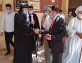 الأنبا لوكاس أسقف أبنوب والفتح يدلى بصوته فى انتخابات الشيوخ بأسيوط (صور)