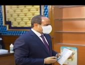 لحظة إدلاء الرئيس السيسي بصوته في انتخابات مجلس الشيوخ.. فيديو