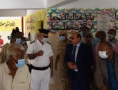 محافظ أسوان: توفير كمامات ومستلزمات طبية داخل اللجان (صور)