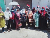 صور.. سيدات العريش يلوحن بعلم مصر أثناء الذهاب للجان انتخابات الشيوخ