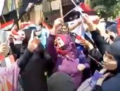 سيدات "فيصل" بالجيزة يحتفلن أمام لجان انتخابات الشيوخ بطريقتهن الخاصة..فيديو
