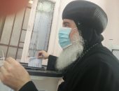 أسقف بنى سويف يدلى بصوته فى لجنة القومية بانتخابات الشيوخ (صور)