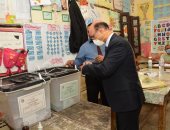 نائب رئيس جامعة أسيوط يدلى بصوته فى انتخابات مجلس الشيوخ 2020