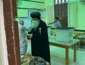مطران طنطا يدلى بصوته فى انتخابات مجلس الشيوخ داخل لجنة مدرسة الزهراء (صور)