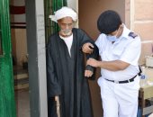 الشرطة تساعد كبار السن للإدلاء بأصواته فى انتخابات الشيوخ بأسوان