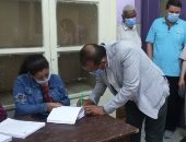 رئيس جامعة أسوان يدلى بصوته فى انتخابات مجلس الشيوخ (صور)