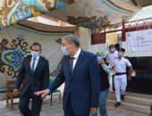 محافظ المنيا يخضع للكاشف الحرارى خلال جولته على لجان الانتخابات (صور)