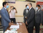 محافظ سوهاج يتفقد عددا من اللجان الفرعية للاطمئنان على العملية الانتخابية