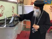الأنبا مكاريوس يدلى بصوته فى انتخابات مجلس الشيوخ بالمنيا