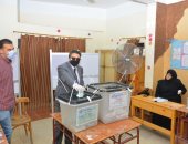 رئيس جامعة دمياط يدلى بصوته فى انتخابات مجلس الشيوخ .. صور