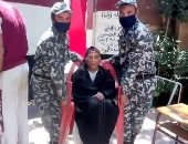 تسلم الأيادى.. حراس الوطن يساعدون كبار السن فى الوصول للجان للإدلاء بأصواتهم 