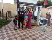 أسرة تصطحب أطفالها للجنة انتخابية بالشرقية خلال المشاركة بانتخابات الشيوخ  