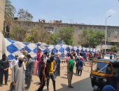 صور.. الداخلية تعقم الناخبين أمام اللجان الانتخابية فى المطرية