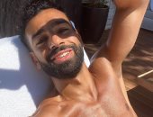محمد صلاح يستعرض فورمة الصيف وعضلات البطن تحت أشعة الشمس.. صورة 