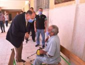 محافظ أسيوط يصطحب مسنا للإدلاء بصوته فى انتخابات مجلس الشيوخ.. صور