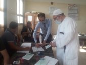 صور.. توافد الناخبين بالمنوفية والمنيا على انتخابات الشيوخ بالكمامة