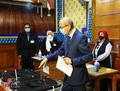 شريف إسماعيل يدلى بصوته بانتخابات الشيوخ بلجنة مصطفى أبو عميرة بمصر الجديدة