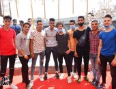 توافد الشباب على لجان مدرسة الطبرى بالنزهة للمشاركة بالانتخابات.. صور