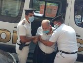 أمن القاهرة يلبى استغاثة مسن يرغب فى الإدلاء بصوته بانتخابات الشيوخ.. صور 