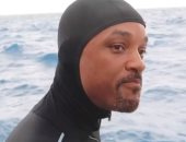 ويل سميث يخوض مغامرة جديدة بالسباحة مع أسماك القرش.. فيديو وصور