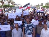 صور.. مئات المواطنين يرفعون لافتات "انزل شارك" وطوابير أمام اللجان بكفر الشيخ