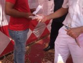 توزيع الكمامات والقفازات الطبية على الناخبين في السلام 