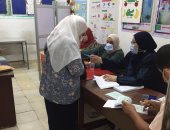 مسافات وتباعد اجتماعى بين الناخبين فى لجان العجوزة