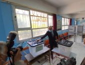 وزير الإسكان يدلى بصوته بانتخابات الشيوخ ويؤكد: عدم المشاركة انسحاب.. صور وفيديو