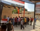 شباب مدينة 15 مايو يتصدرون المشهد أمام لجان انتخابات مجلس الشيوخ.. صور 