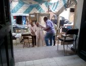 شاهد.. عجوزان يدليان بصوتهما "على العكاز" بمدرسة الثانوية بنات في المنيا