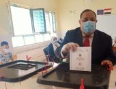 رئيس جامعة حلوان يدلي بصوته في انتخابات مجلس الشيوخ 