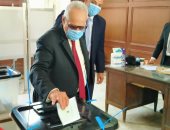 بهاء أبو شقة يدلى بصوته بانتخابات مجلس الشيوخ بالدقى.. صور 