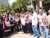 صور.. موظفو زراعة الشرقية يتوجهون لصناديق الانتخابات بالأعلام المصرية