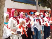 شاهد.. طلاب المدارس ينشدون "قالوا إيه علينا" أمام لجان الشيوخ بالإسكندرية