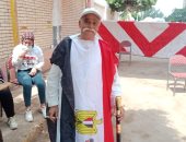 مسن يدلى بصوته فى انتخابات الشيوخ "مرتديا علم مصر" بالقليوبية.. فيديو وصور