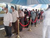 طوابير أمام مدرسة الرشيد القومية بمصر الجديدة للتصويت فى انتخابات الشيوخ