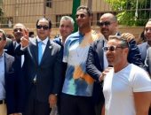 حازم إمام وميدو وسيف زاهر يشاركون في الانتخابات ويرفعون علامة النصر.. صور