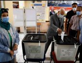 محافظ بورسعيد يدلى بصوته فى انتخابات مجلس الشيوخ.. صور