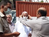 توزيع كمامات مجانا للمتوافدين على لجان التصويت بالدقهلية (صور)