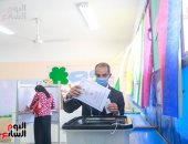 وزير الاتصالات يدلى بصوته فى انتخابات مجلس الشيوخ بالشيخ زايد.. صور