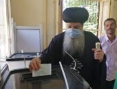 الأنبا أغاثون يدلى بصوته في انتخابات مجلس الشيوخ فى مغاغة