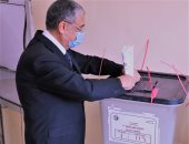 وزير الكهرباء يدلى بصوته فى انتخابات مجلس الشيوخ.. صور