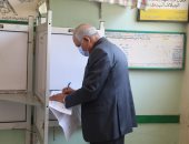 محافظ الجيزة يدلى بصوته فى انتخابات مجلس الشيوخ.. صور