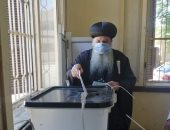 صور.. أسقف مغاغة يدلى بصوته فى انتخابات مجلس الشيوخ بالمنيا