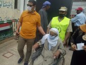 عجوز يدلى بصوته فى انتخابات الشيوخ بالمنوفية بـ"الكرسى المتحرك"