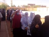 صور.. "ملحمة نسائية".. طوابير السيدات بلجان بلاط فى الوادى الجديد