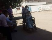 شاهد.. قعيدة على كرسى متحرك تدلى بصوتها فى انتخابات الشيوخ بالمنيا