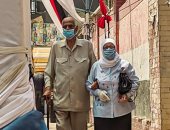 كبار السن يحرصون على ارتداء الكمامات في انتخابات مجلس الشيوخ بحلمية الزيتون