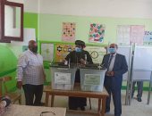 أسقف عام كنائس الوادى الجديد يدلي بصوته فى انتخابات الشيوخ .. صور