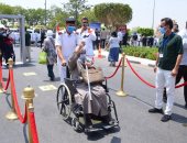  سيدة على كرسى متحرك تدلى بصوتها فى انتخابات الشيوخ رافعه علم مصر 